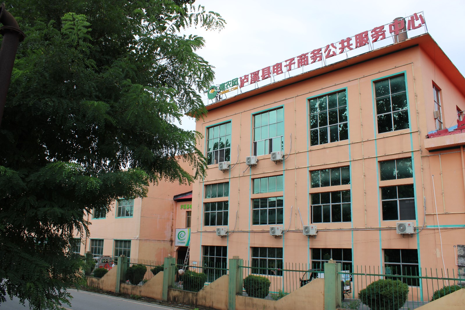 公共服務中心外景.JPG